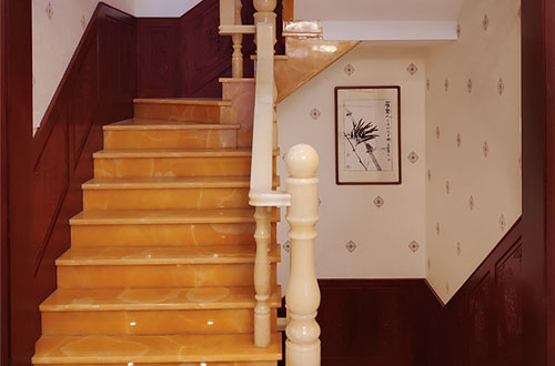 奉化中式别墅室内汉白玉石楼梯的定制安装装饰效果
